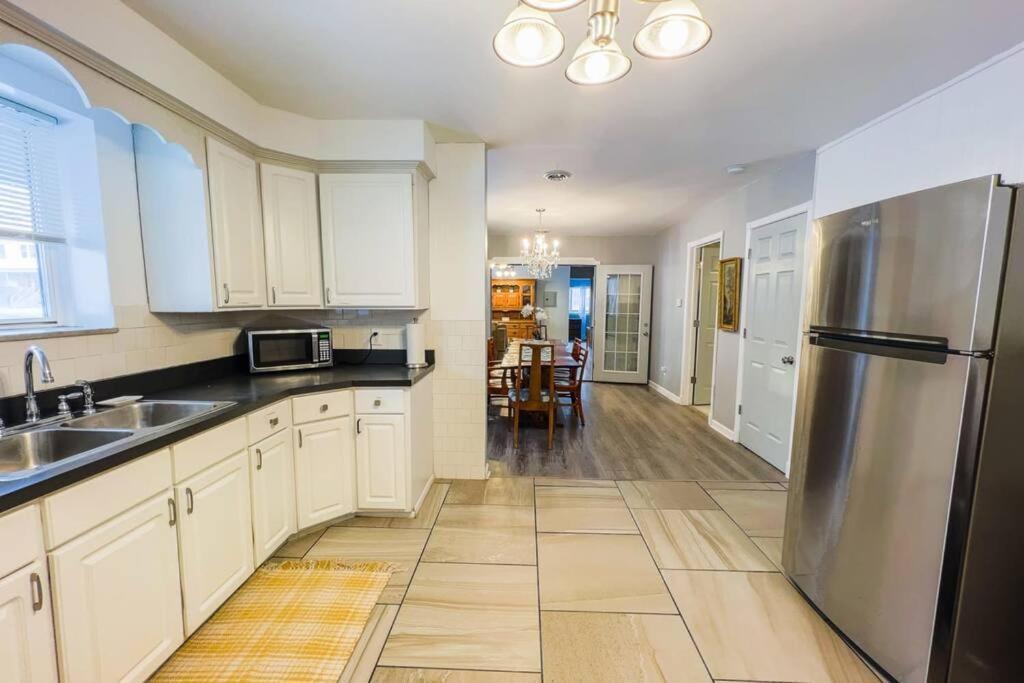 Spacious 3br 3 Bath Close To Apartment *