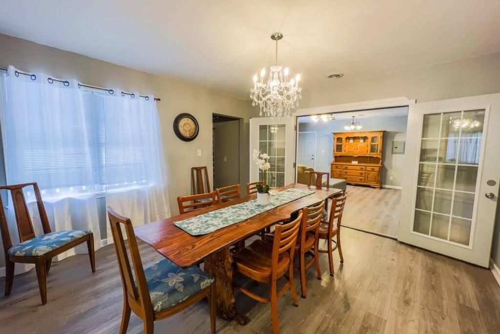 Spacious 3br 3 Bath Close To Apartment